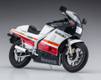 1/12  SUZUKI RG400Γ EARLY VERSION "RED/WHITE COLOR" w/Under Cowl 2