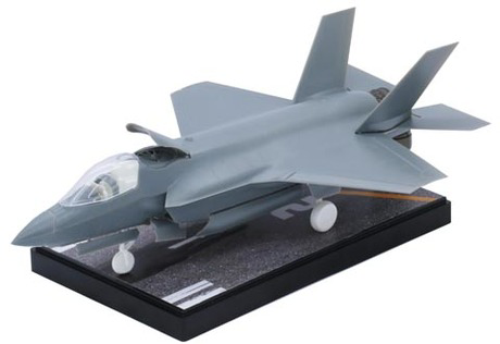 [BSK-2 EX-2] 1/72 F-35B Lightning II (VMFA-121) Special Edition (w/Painted Pedestal)